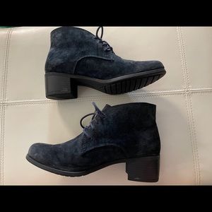 Women White Mountain Navy Suede Booties Heels 7.5.